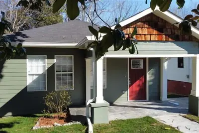 Image de Vine City Charm, Comfortable Westside Atlanta Retreat near Mercedes-Benz Stadium.