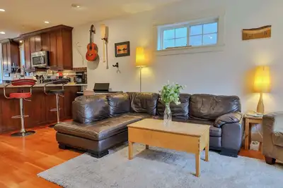 Image de Azure | Commercial Dr | w/ Yard, Parking, Walkable