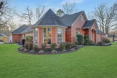 Image de Luxury Family Home w/ Pool & Basketball Court