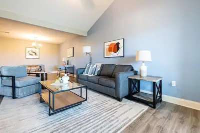 Landing | Stunning 2bd, Gym, Pool