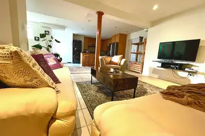 Image de Upscale Spacious Private unit in Newmarket  Pet-Friendly + Free Parking