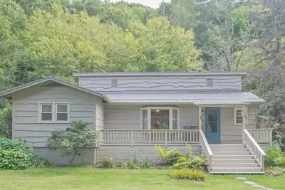 Image de Charming Creekside Cottage in Boone • 5 mil to Dtwn • 8 mi to Blowing Rock