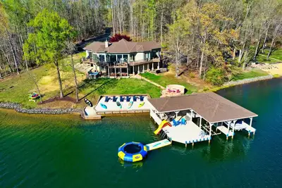 Image de The Sunset Lake House Retreat. Private Side, Trampoline, Hot Tub, 100\" Tv, Games