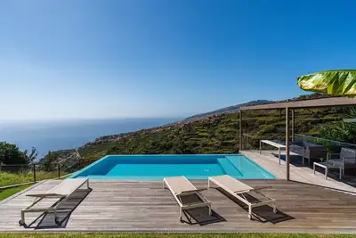 Image de Villa avec piscine chauffée • Bar Bbq • Solarium • Vue vallée • En hauteur