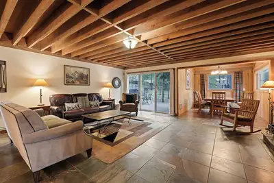 Image de 7 Little Court - Steps to Sharc, Hot Tub, Sharc, New Listing