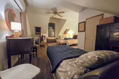 Image de Serene Hilltop Retreat with 2 Private Suites & City Views