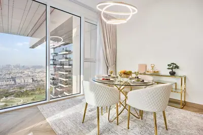 Image de Elegant 2-Bedroom Retreat | Skyline & Park Views + Balcony