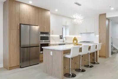Image de Chic 4-Bedrooms & 4. 5 Bathrooms Executive Home with Luxury Finishes