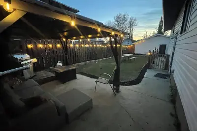 Image de 3 bedroom main level home away from Home! Pet friendly with fenced backyard!