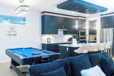 Image de Maison d'habitation sereine de 4 chambres, table de billard près de Yeg- avec climatisation