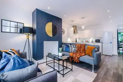 Image de Beautiful Blue Theme Entire 3br Home Near Etihad & Co-op Live | Free Parking