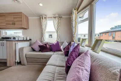 Image de Bronze Caravan with parking