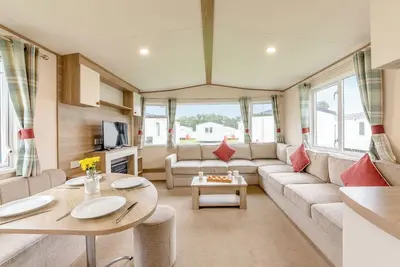 Image de Silver 2Bed Caravan with parking & decking P