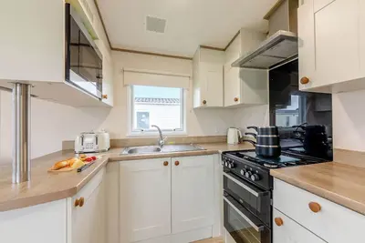 Image de Silver 3 Caravan with parking & decking P