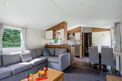 Image de Silver Premium Caravan with parking & decking P