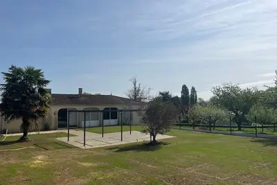 Image de Maison de vacances « La Guinguette Du Bois » avec terrasse privée, jardin privé et Wi-Fi