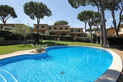 Image de Maison mitoyenne avec jardin et piscine commune