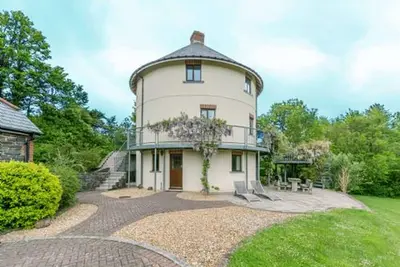 Image de The Little Roundhouse is a unique, architect-designed retreat for up to six guests