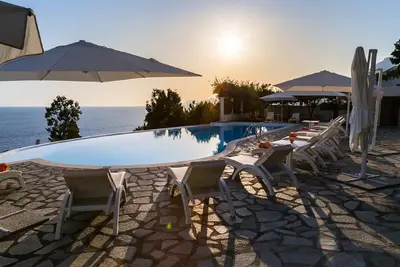 Image de Maison de vacances avec Wifi, piscine privée, climatisation, Tv, patio, près de Positano