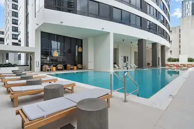 Image de 22nd floor Condo: Rooftop Pool, Parking & Gym