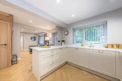 Image de Beautifully Converted Workshop Close to the Beach | Gweithdy-Bronafon