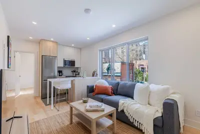 Image de Chic Urban Escape – 2br Retreat Montreal Living