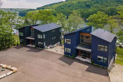 Image de Dog Friendly Lakefront Escape w/ 20 Bedrooms & Pool