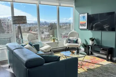 Image de Gorgeous 2 Bdrm Condo with Huge Private Mountain & City View Terrace