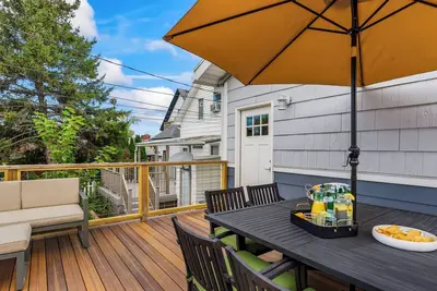Image de Luxurious Craftsman Style Home in Famous Bay View with Hot Tub Oasis