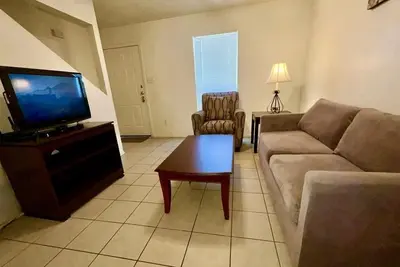 Image de 2 Bdrm Townhome- All Utilities Included