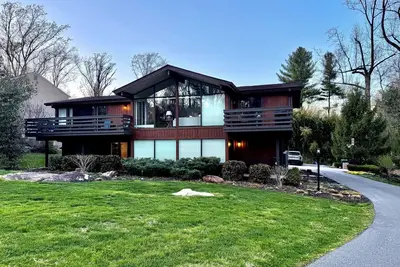 Image de 1 Mile From Pga Championship -  4-Br Modern house in Berwyn