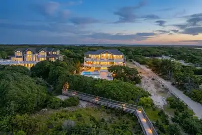 Image de Fitzgerald Estate | Sleeps 30 | Weddings & Retreats | Oceanfront Obx
