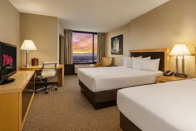 Image de Bright and Modern Las Vegas Room | Mob Museum – 0. 4 mile | Pool & Free Parking