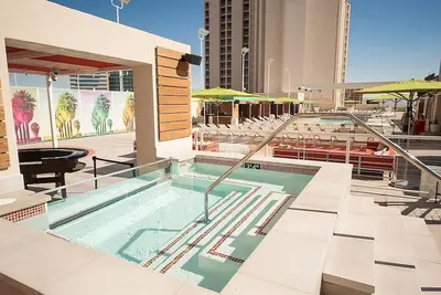 Image de Relaxing Location & Accommodation! Free Parking & Pool | 1 Mile to Neon Museum