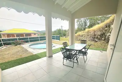 Image de Offrez-vous un séjour relaxant dans ce charmant T2 lumineux avec piscine privée.
