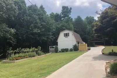 Image de Escape to Lake Hartwell. Large, 2/1 guest cottage on 5. 29 acres with dock.