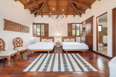 Image de Spacious 6-bedroom house with Ac, pool and sauna in enchanting Antigua Guatemala