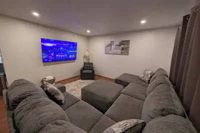 Image de Newly Renovated 4-bedroom house w/ Game Room Close to Everything!