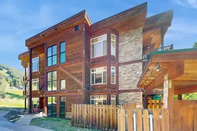 Image de Ski-In Condo w/ Fireplace & Balcony, Dog-Friendly
