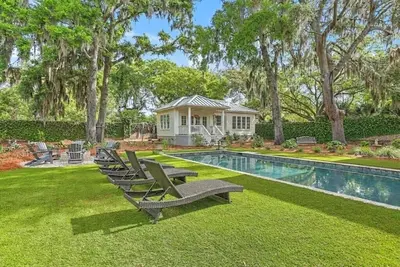 Image de Private Plantation-Style Retreat w/ Pool View (Near Downtown + Beaches)