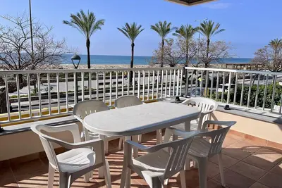 Image de Appartement spacieux en bord de mer avec une vue spectaculaire