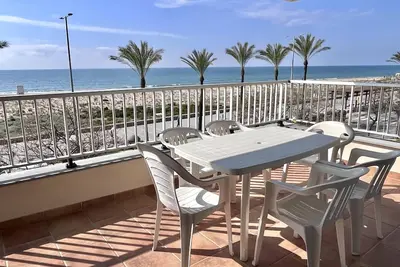 Image de Appartement spacieux en bord de mer avec une vue spectaculaire