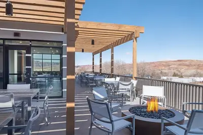 Crimson Cliffs Lodge2QueenSuite Pool/Gym/Breakfast