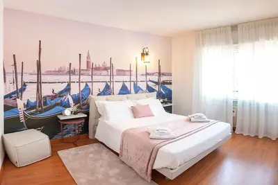 Image de Stylish City Escape with Modern Comforts & Prime Location in Venice, Italy