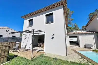 Image de Maison contemporaine, Piscine privée, Vue sur les collines