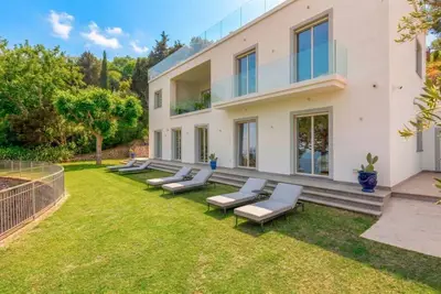 Image de **Villa de Boer: Luxe Minimal-Chic près de la Côte Amalfitaine**La Villa de Boer est une villa de luxe de style minimal-chic située à Piano di Sorrento, plus précisément dans le quartier tranquille de Colli di San Pietro. Son emplacement privilégi