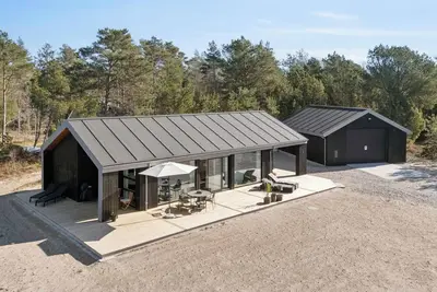 Image de Modern holiday near fjord and beach