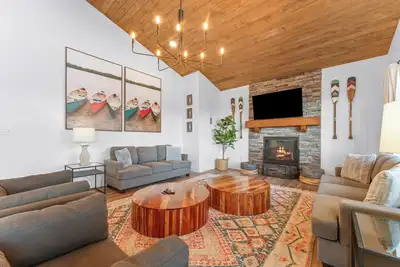 Image de Lake View~Hot Tub, Arcade, Pool, 1mi to SilverDC