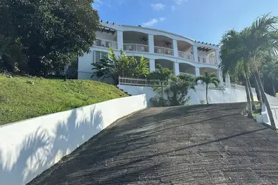 Image de Beautiful 3-bedroom Villa / Ocean views, Free parking, Wi-Fi, Ac and Generator