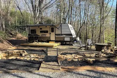 Image de Cozy 1-bedroom Camper Rv in amazing Whittier with Heat, Ac and WiFi